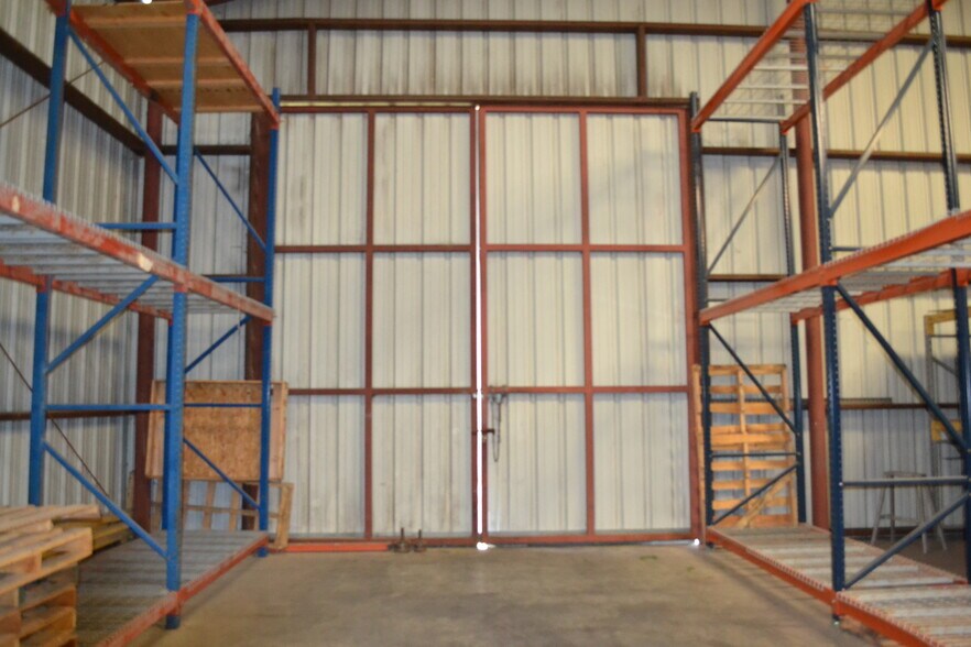 More Photos Of 205 W Ryan St, Laredo Light Distribution For Sale