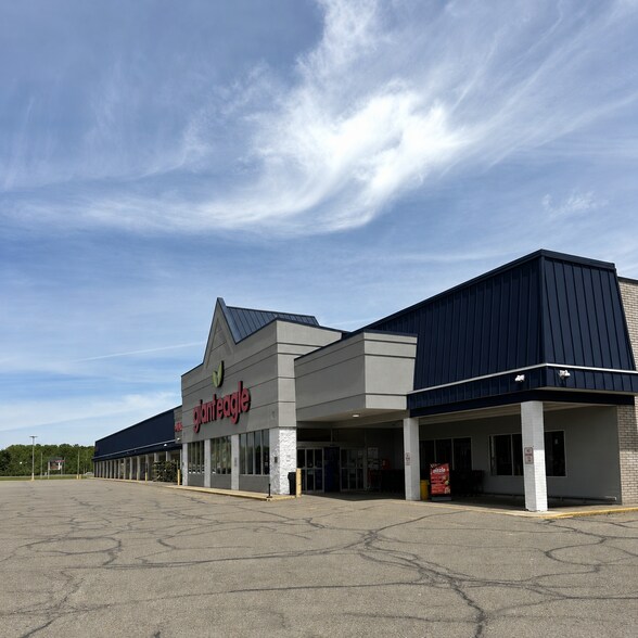 More Photos Of 2700-2790 Mahoning Ave NW, Warren Storefront For Lease