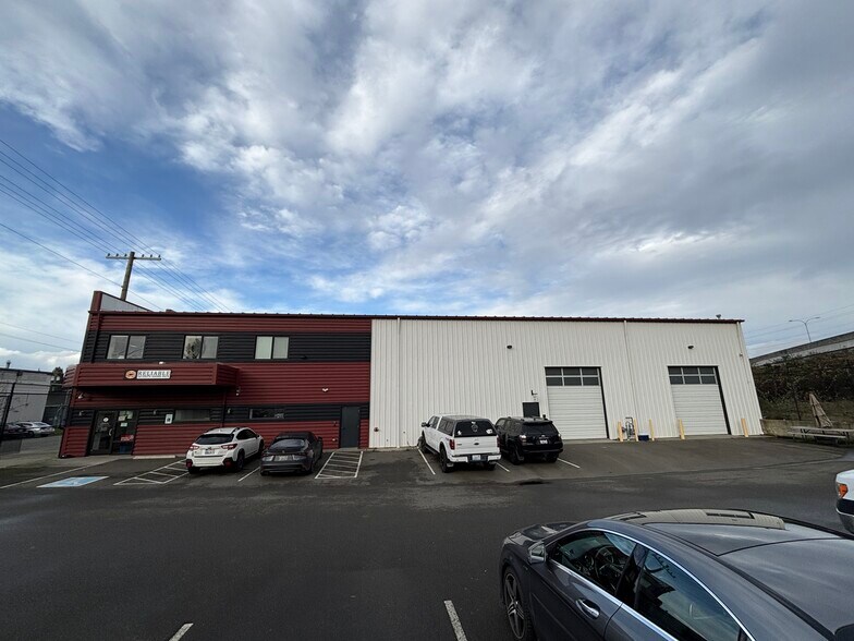 More Photos Of 3727 McDougall Ave, Everett Flex For Lease