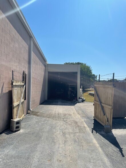 More Photos Of 11110 Wye St, San Antonio Flex For Lease