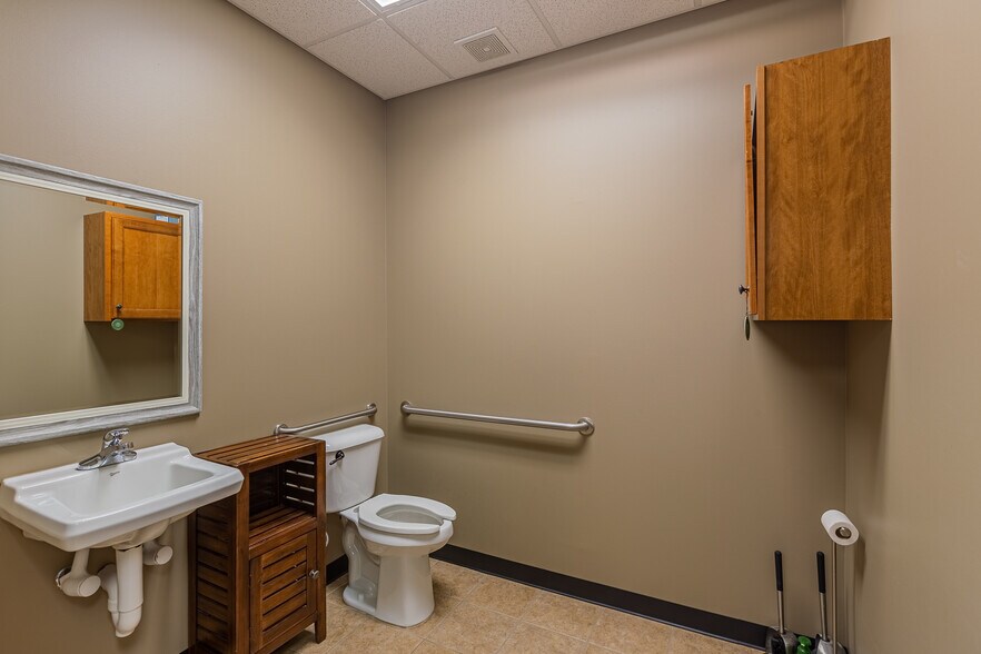 More Photos Of 120 Center Pointe Dr, Clarksville Office For Lease