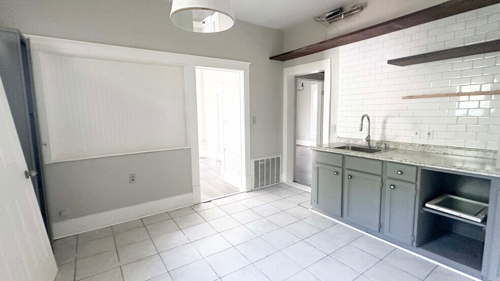 More Photos Of 815 E Main St, League City Office For Sale