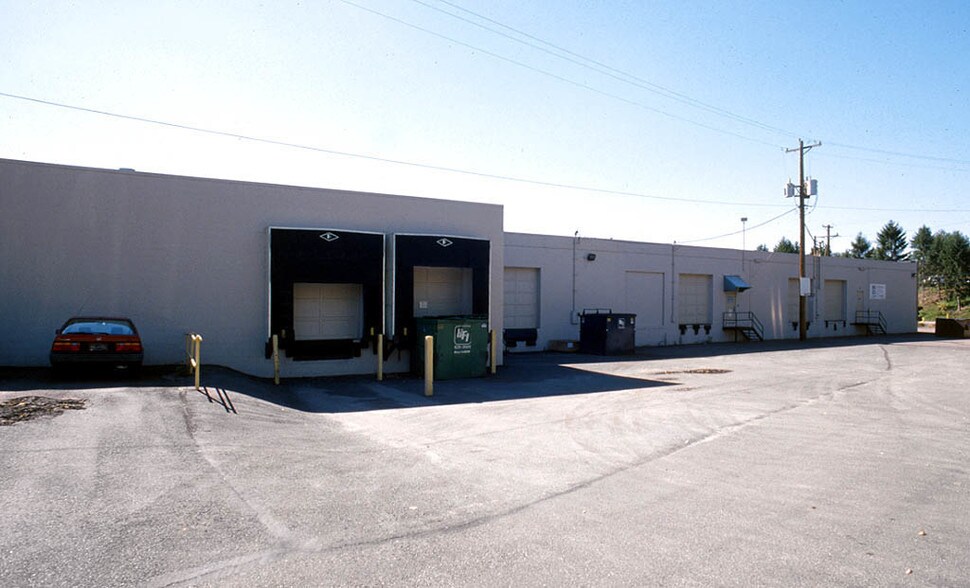 More Photos Of 200-240 Vista Park Dr, Pittsburgh Light Distribution For Lease