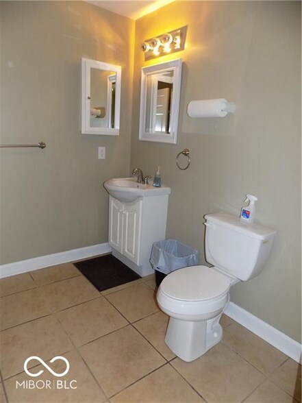 More Photos Of 1220 N Jackson St, Greencastle Flex For Sale