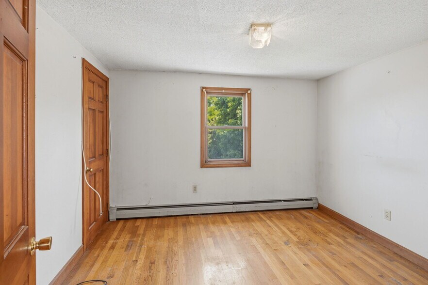 More Photos Of 400 Thames St, Bristol Multifamily For Sale