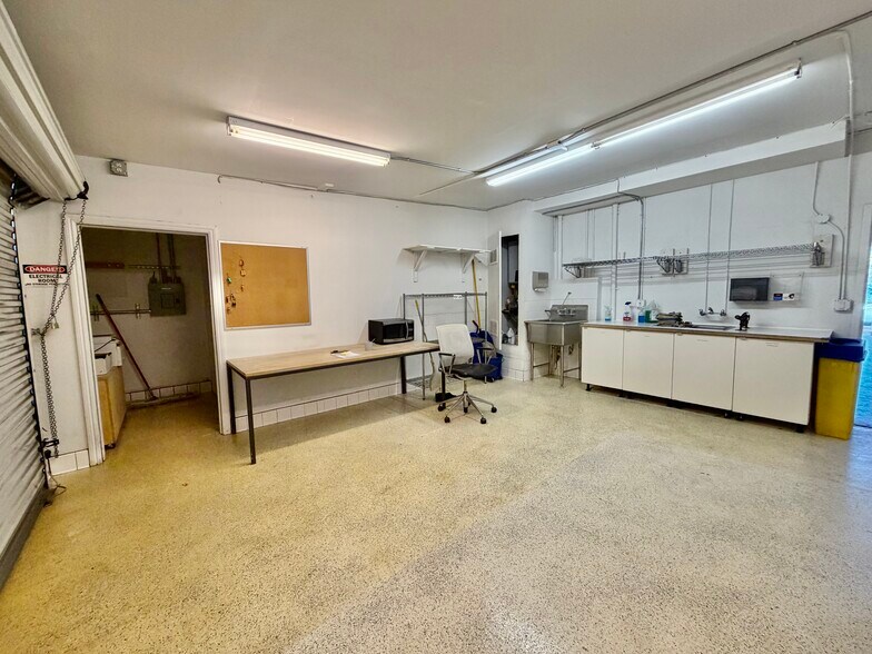 More Photos Of 816 Lincoln Blvd, Venice Storefront For Lease
