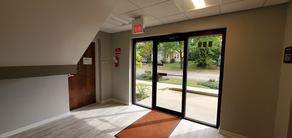 More Photos Of 110 S Hager Ave, Barrington Office For Lease