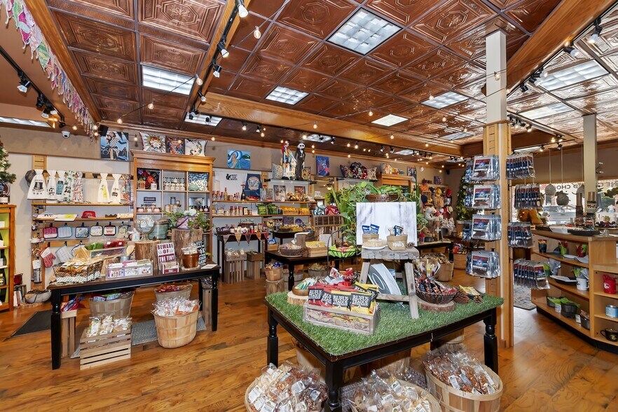 More Photos Of 40728 Village Dr, Big Bear Lake Storefront For Sale