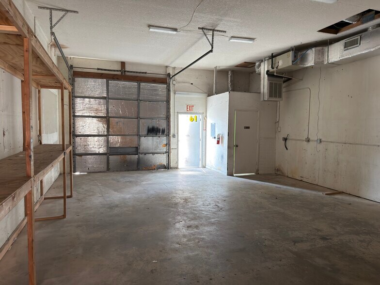 More Photos Of 18290 Paulson Dr, Port Charlotte Warehouse For Lease