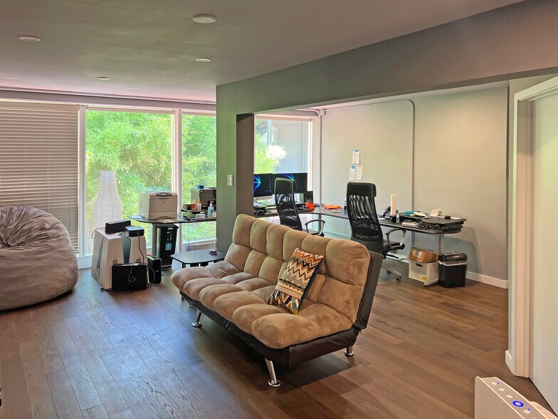 More Photos Of 504 W 7th St, Austin Office For Sale