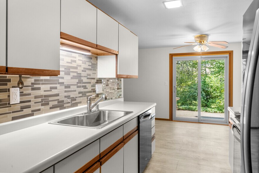 More Photos Of 910 E Cedar Ave, Manitowoc Apartments For Sale