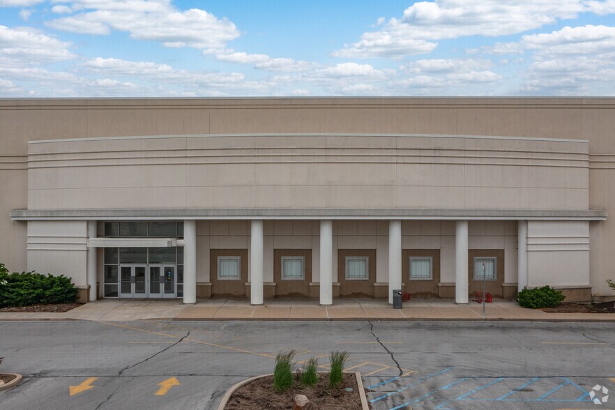More Photos Of 250 S County Center Way, Saint Louis Department Store For Lease
