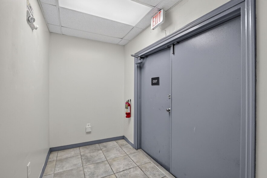 More Photos Of 2027 Sherman St, Hollywood Flex For Lease