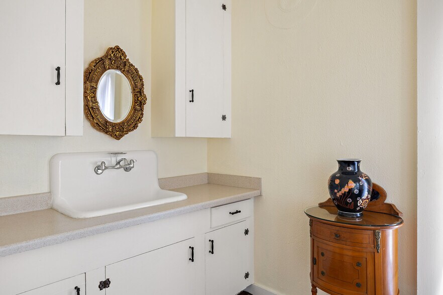 More Photos Of 201 Nugent Ave ave, Johnson City Hotel For Sale