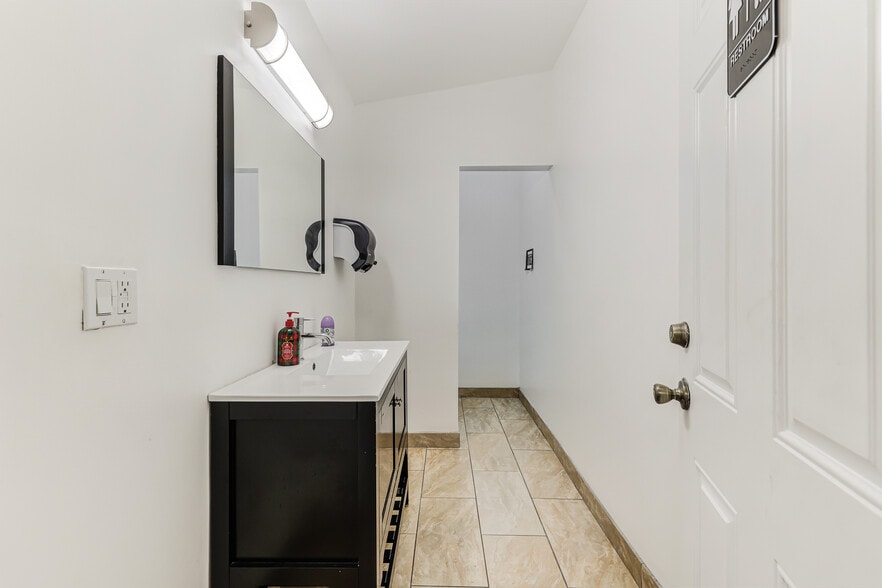 More Photos Of 4980 E 10th Ct, Hialeah Warehouse For Sale