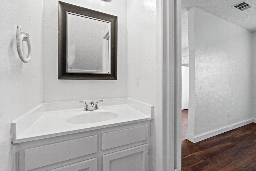 More Photos Of 6913 Wentworth Dr, Austin Multifamily For Sale