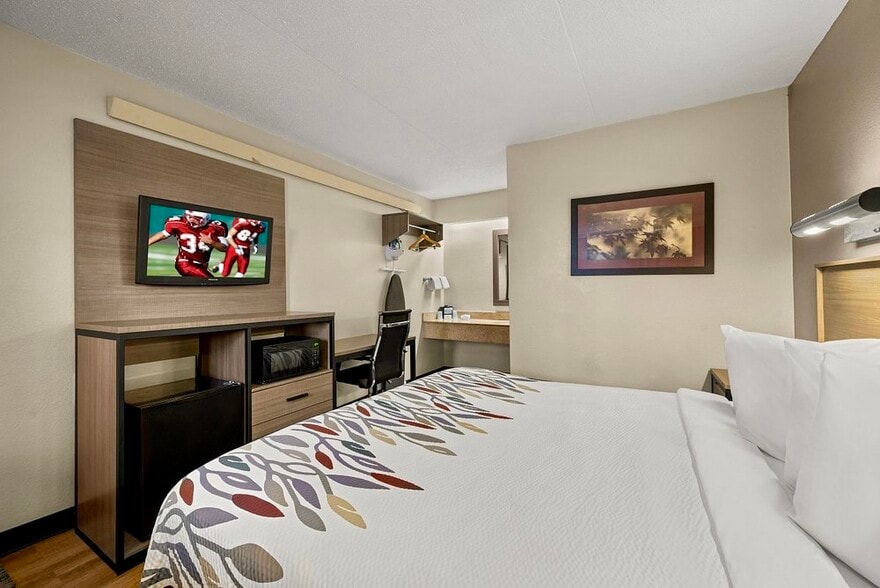 More Photos Of 32511 Concord Dr, Madison Heights Hotel For Sale