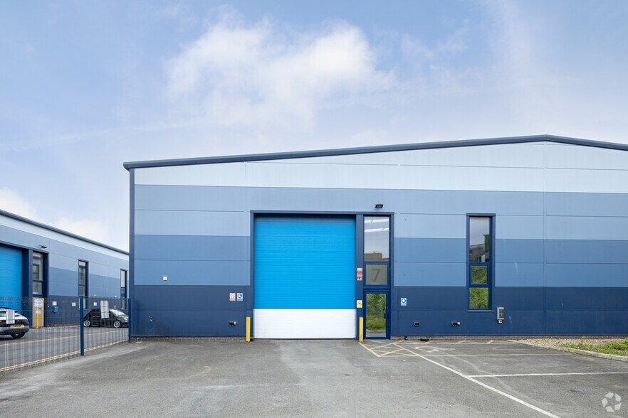 More Photos Of 13 Creek Way, Rainham Warehouse For Lease