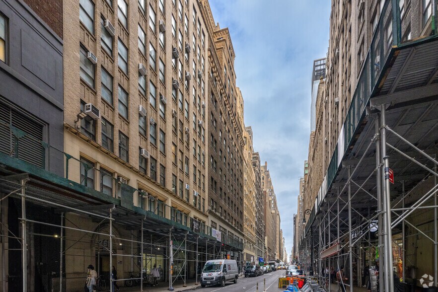 More Photos Of 253 W 35th St, New York Office For Lease