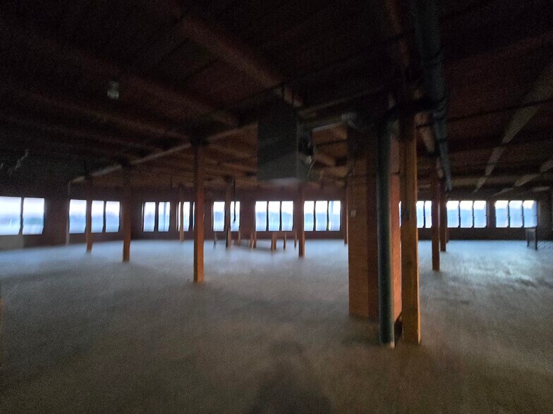 More Photos Of 6100 Wilson Ave, Kansas City Warehouse For Sale