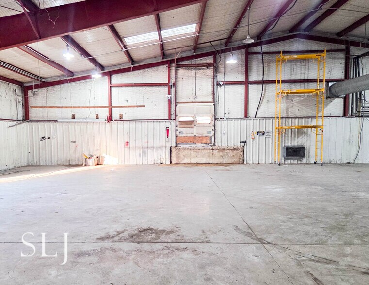 More Photos Of 8326-8330 Harry Hines Blvd, Dallas Auto Repair For Lease