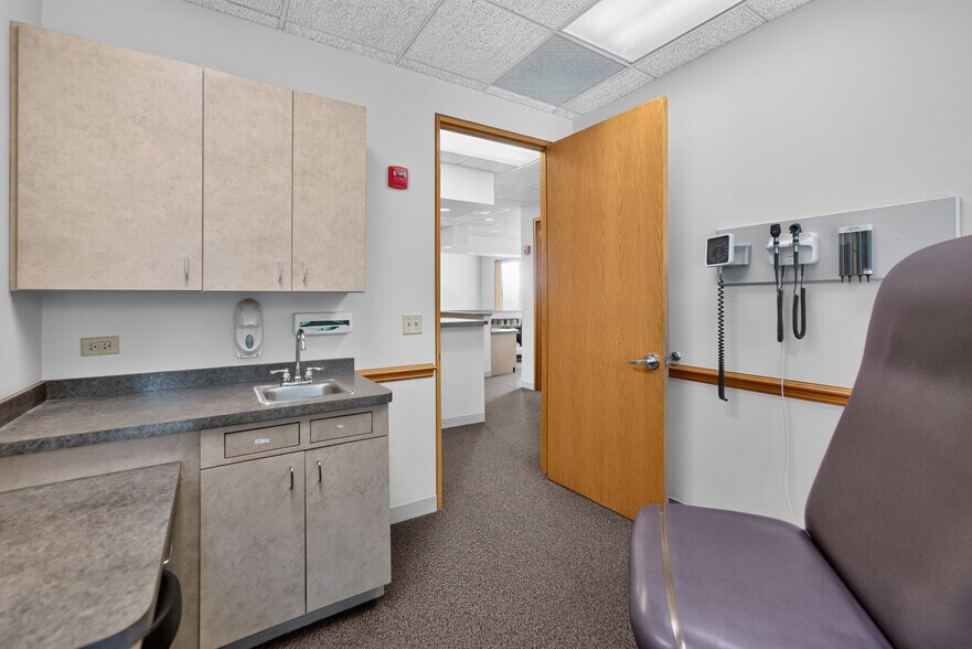 More Photos Of 290 Springfield Dr, Bloomingdale Medical For Lease