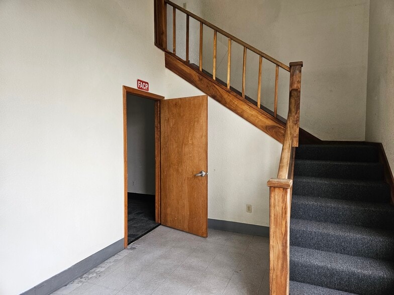 More Photos Of 142 N 9th St, Modesto Office For Lease