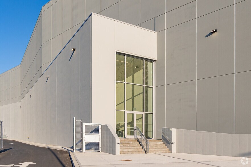 More Photos Of 28-10 Whitestone Expy, Flushing Warehouse For Sale