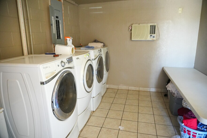More Photos Of 1122 Douglas Ave, Beaver Hotel For Sale