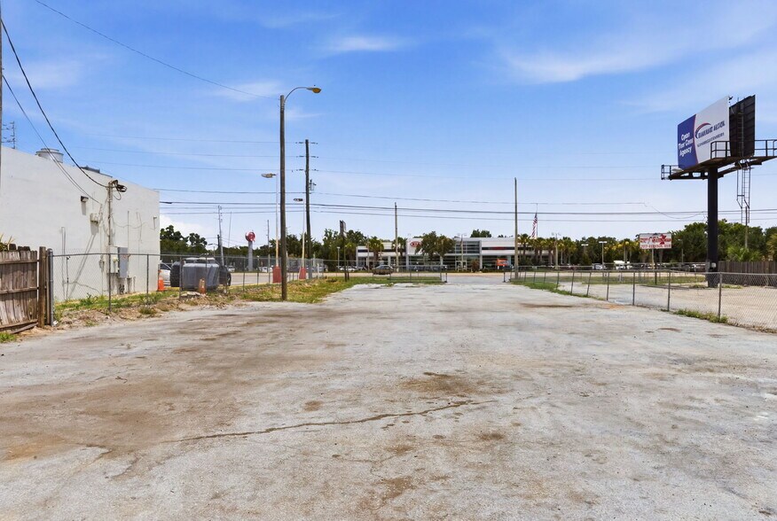 More Photos Of 8710 E Colonial Dr, Orlando Auto Dealership For Lease