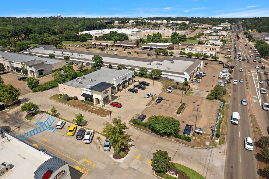 More Photos Of 940 E County Line Rd, Ridgeland Freestanding For Sale