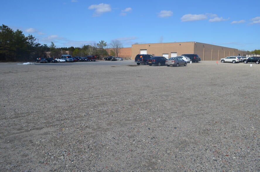 More Photos Of 39 Windsor Pl, Central Islip Warehouse For Lease