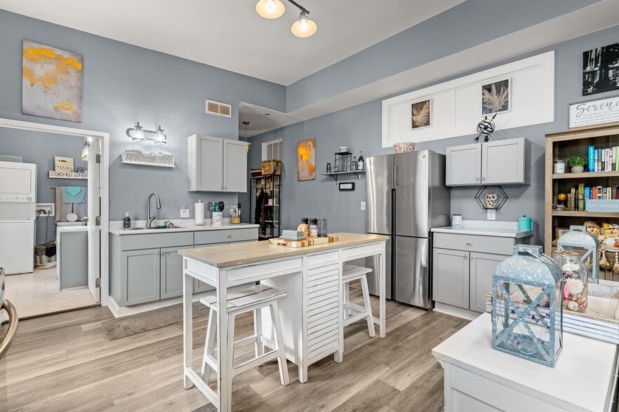 More Photos Of 1550 Lewis Center Rd, Lewis Center Freestanding For Sale