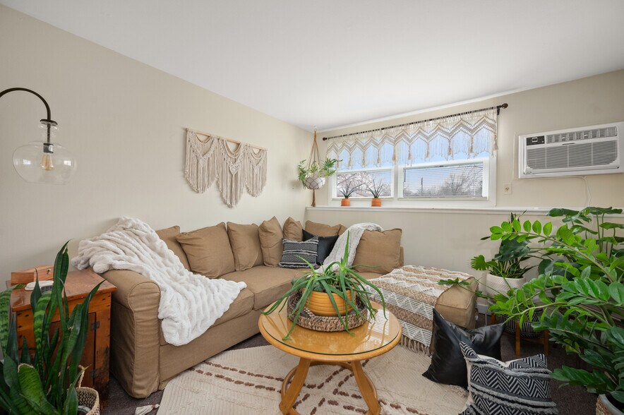 More Photos Of 1066 S Cross St, Sycamore Apartments For Sale