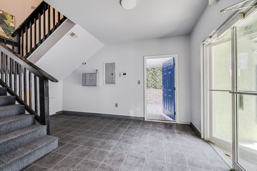 More Photos Of 302 W Victory Dr, Savannah Freestanding For Sale