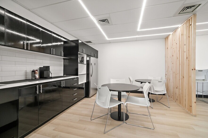 More Photos Of 3131 Boul de la Concorde E, Laval Coworking Space