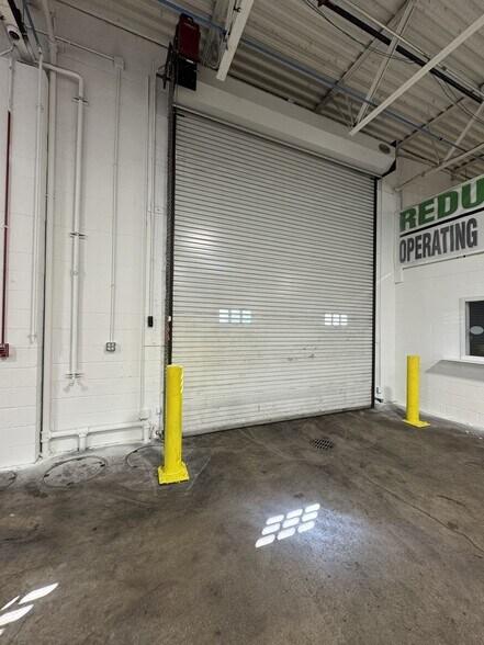 More Photos Of 1000 Lively Blvd, Elk Grove Village Warehouse For Lease