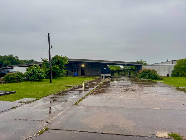 Primary Photo Of 300 W School St, Madisonville Light Distribution For Sale