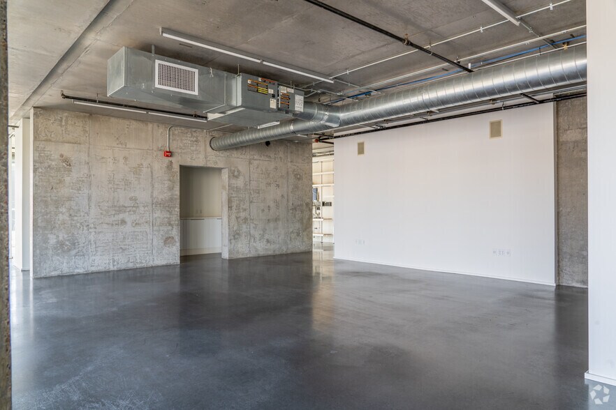 More Photos Of 524-542 E Burnside St, Portland Office For Sale
