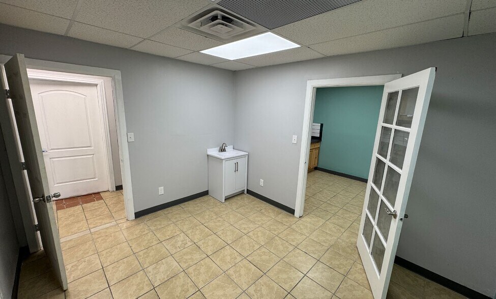 More Photos Of 200 Oak St NE, Albuquerque Medical For Lease