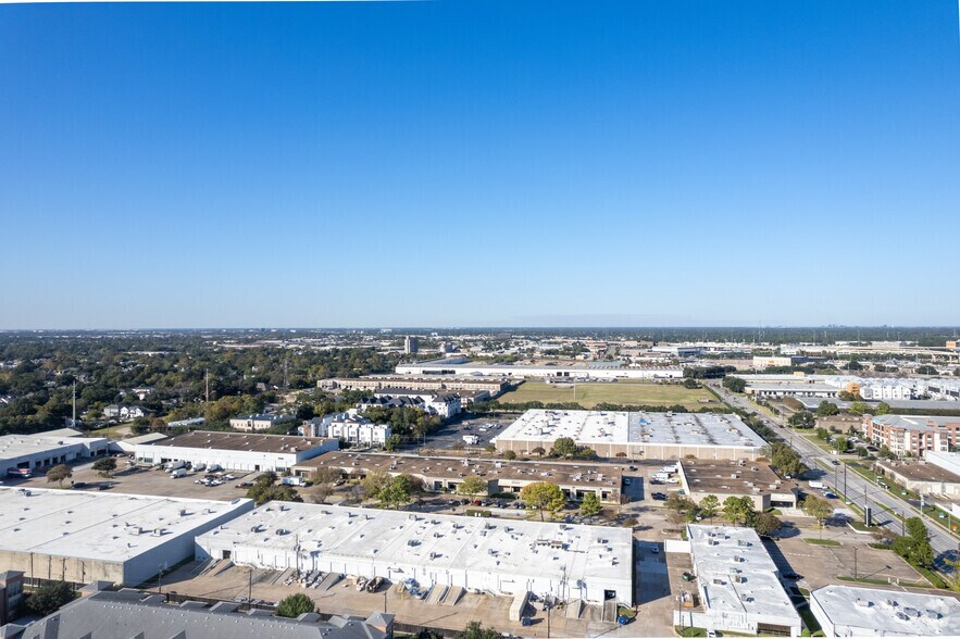 More Photos Of 1291 N Post Oak Rd, Houston Light Distribution For Lease
