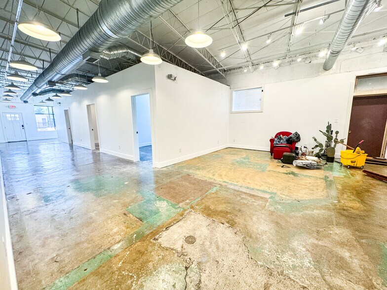 More Photos Of 920 Dauphin St, Mobile Office For Sale