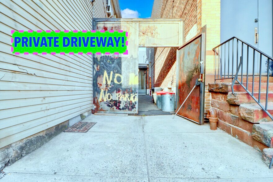 Primary Photo Of 1059 Wyckoff Ave, Ridgewood Showroom For Lease