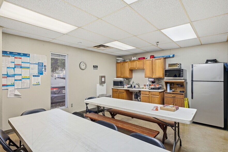 More Photos Of 315 N Park Dr, San Antonio Warehouse For Sale