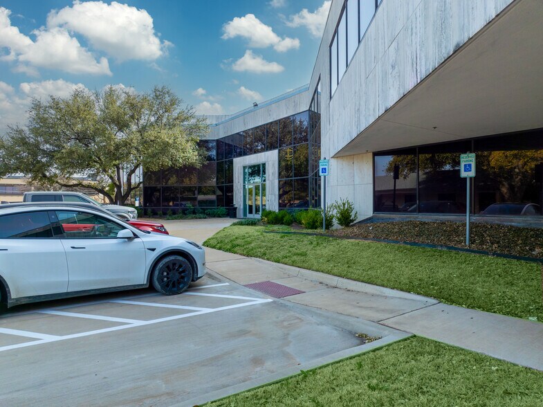 More Photos Of 16800 N Dallas Pky, Dallas Medical For Sale