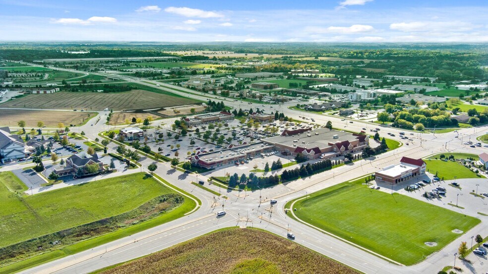 More Photos Of 1300-1380 Pabst Farms Blvd, Oconomowoc General Retail For Lease
