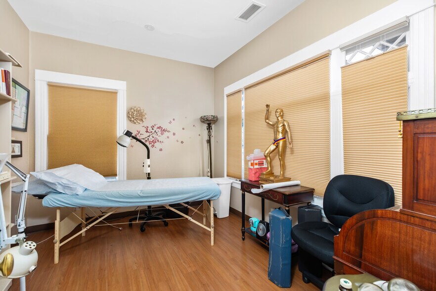 More Photos Of 146 E Walnut Ave, Monrovia Medical For Sale