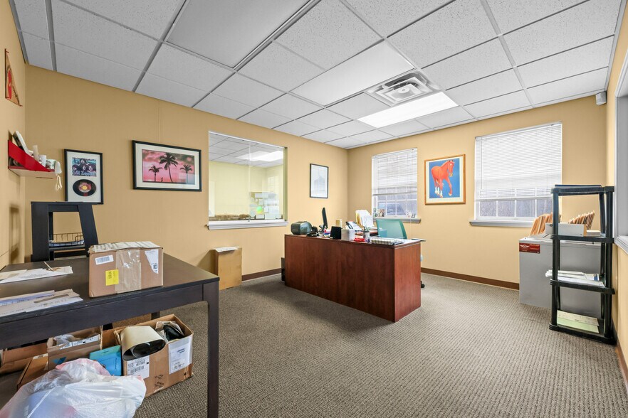 More Photos Of 16172 Imperial Pky, Strongsville Service For Sale