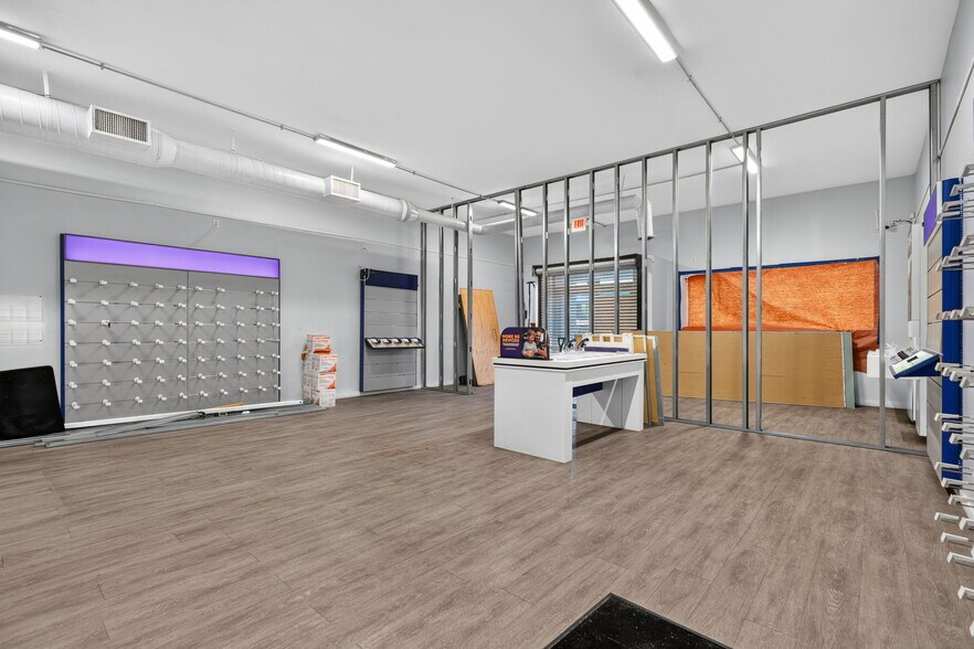 More Photos Of 1005 W Broadway Ave, Minneapolis Storefront For Sale