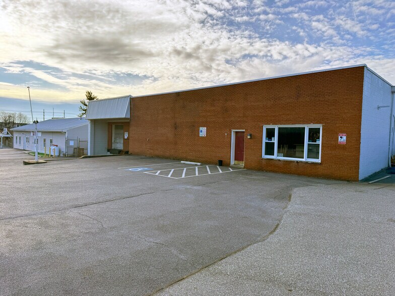 More Photos Of 18043 W Oak Ridge Dr, Hagerstown Service For Lease